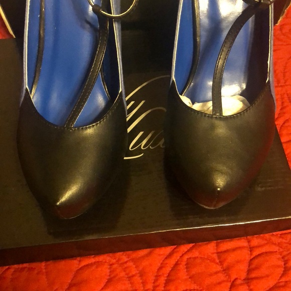 Woman’s heels - Picture 3 of 4